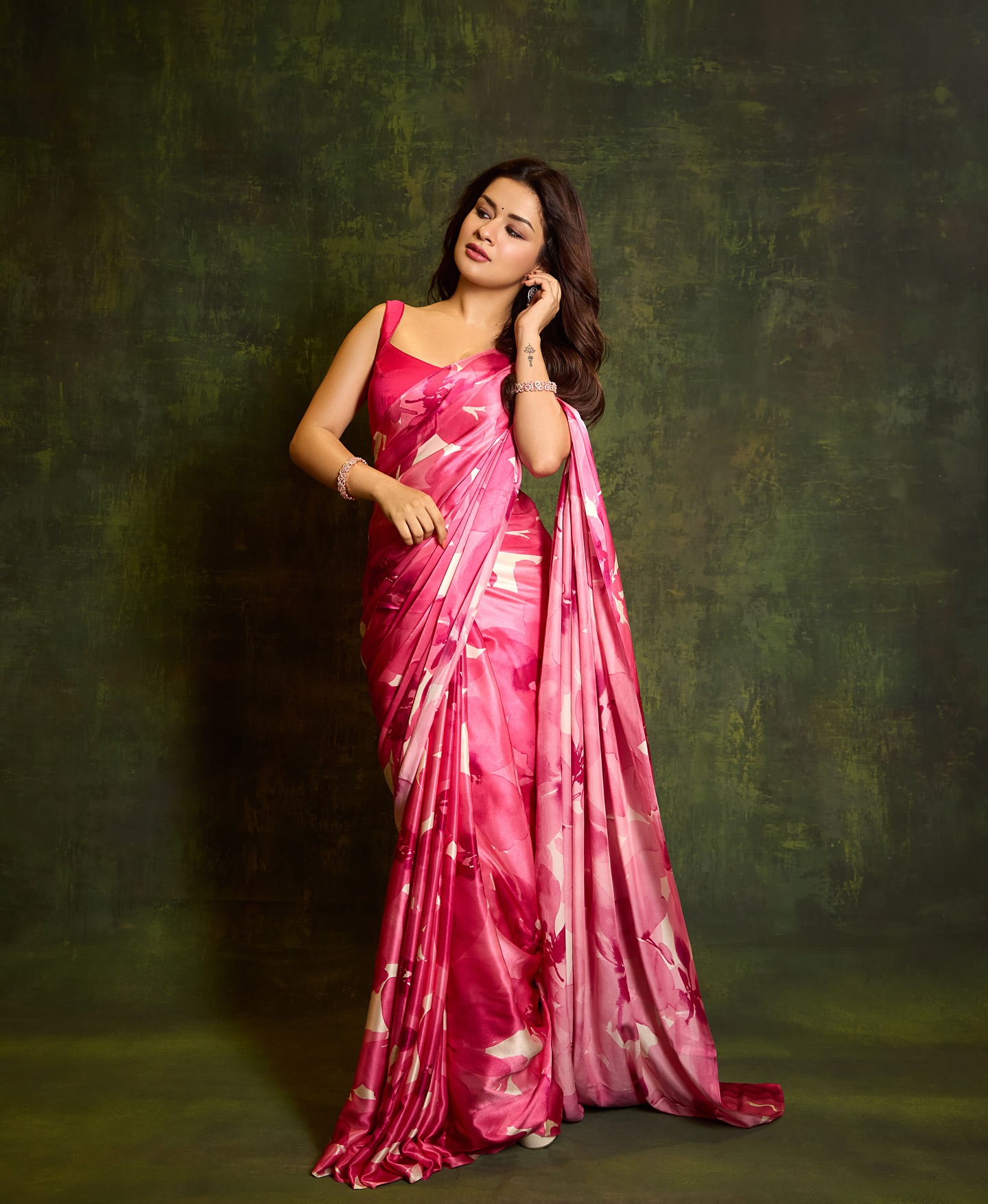 Avneet Kaur in Pink Saree, Avneet Kaur saree images