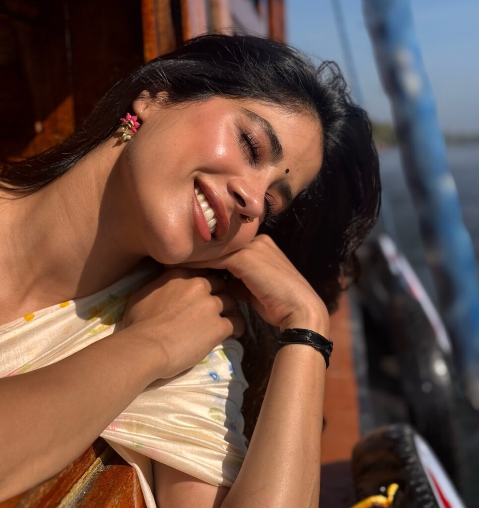 janhvi kapoor saree images